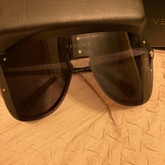 Versace Oversized Sunglasses 100% Authentic. - Picture 2 of 8